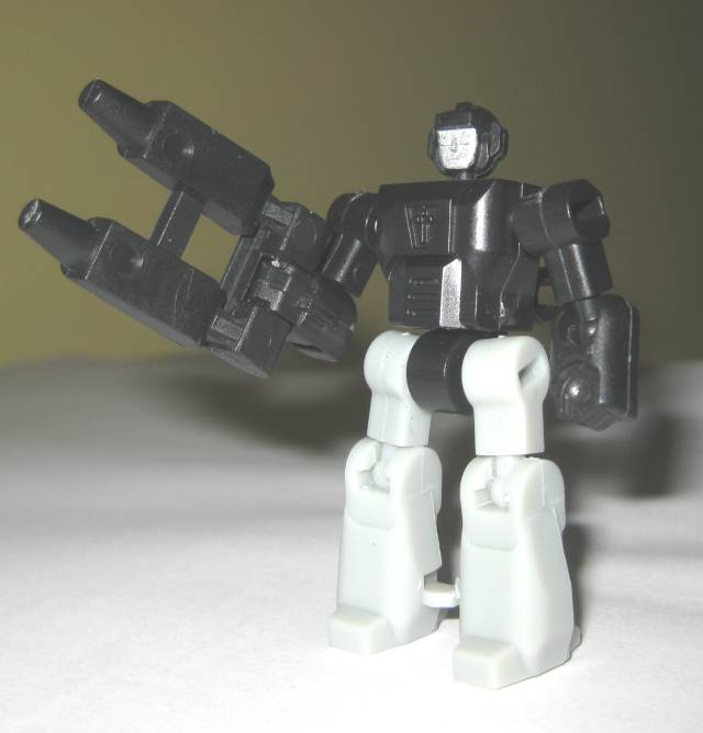 Shot-Piece in robot mode, holding his barrels